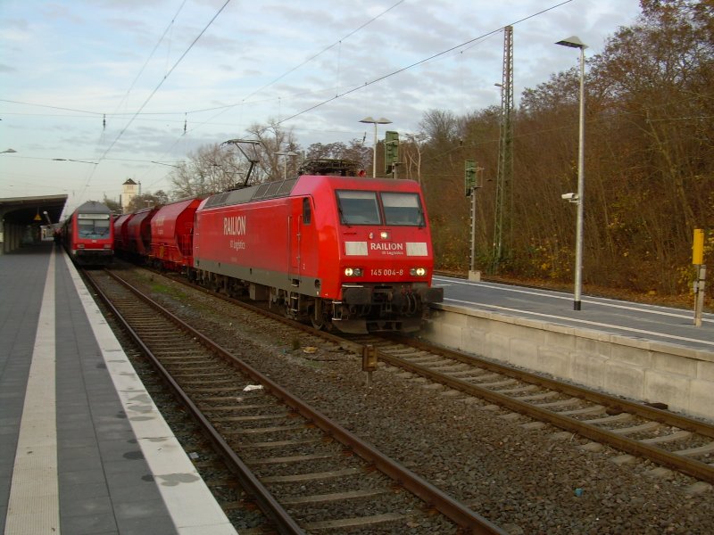 145 004 am 28.11.2006 mit Tanoos Wagen in Verden/Aller