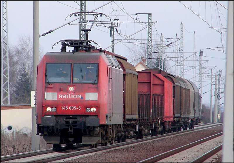 145 005-5 rast mit TEC45503 seinem Fahrziel (Rostock Seehafen) entgegen.  (Stralsund am 17.02.07)