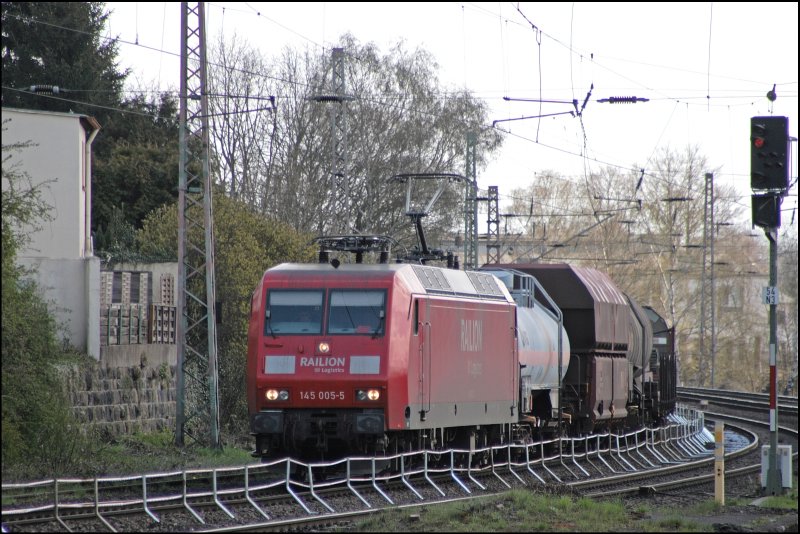 145 005 fhrt aus Richtung Schwerte(Ruhr) komment mit ihrem Gterzug Richtung Rangierbahnhof Hagen-Vorhalle. (12.04.2008)
