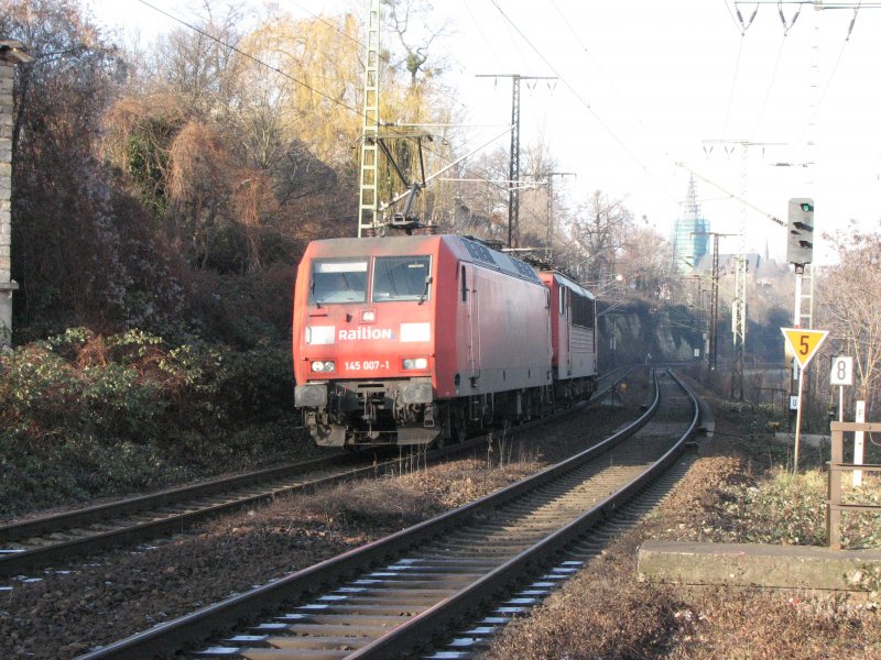 145 007-1 schleppt 155 200-9 in Richtung Bw Dresden-Friedrichstadt.29.12.07.