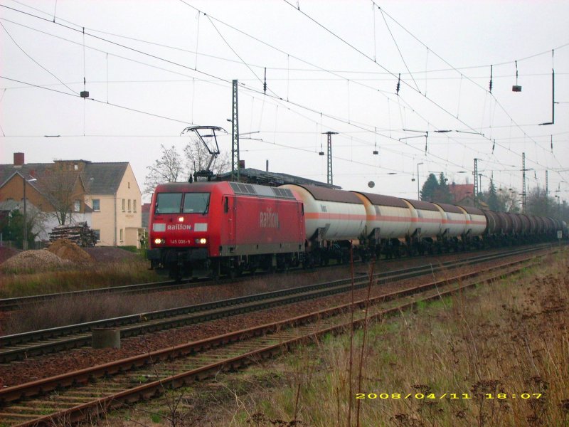 145 008 zieht einen Gterzug durch den Bahnhof Raguhn. Sie hatte sichtlich Mhe ihren Zug am rollen zu halten. Fotografiert am 11.04.08.