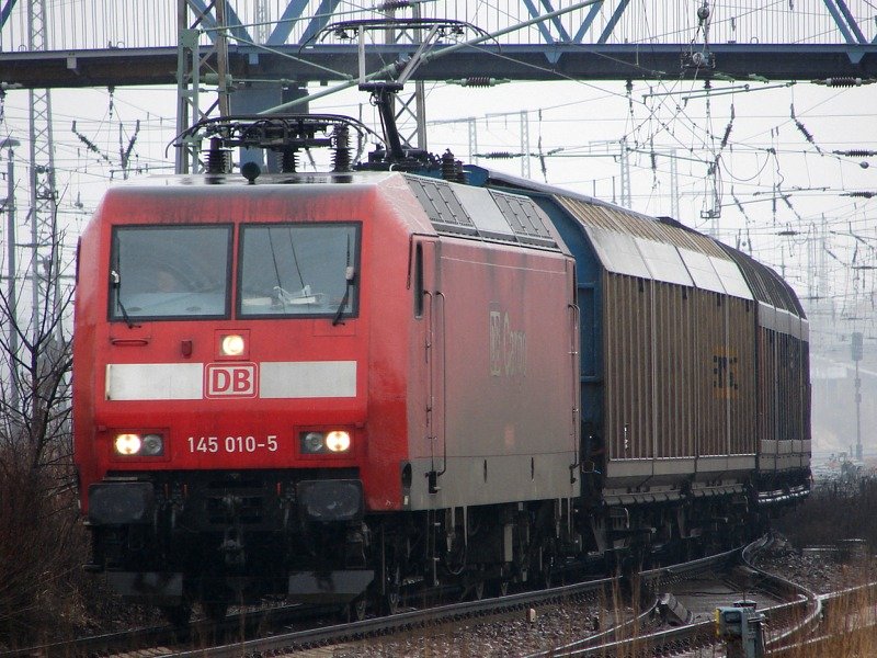 145 010, noch im DB Cargo-Kleid, auf dem Weg nach Mukran. (Stralsund, 21.02.07)