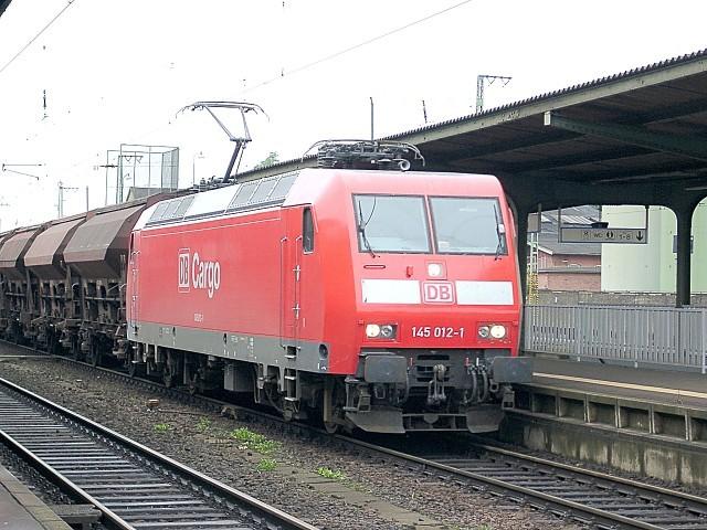 145 012-1 fhrt mit einem Leerzug (Kalitransport) durch den Bebraer Bahnhof in Richtung Gerstungen.