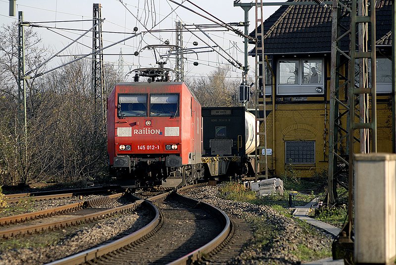 145 012 rollt mit einem Kontainerzug in Duisburg Ruhrort ein. 01.12.2006
