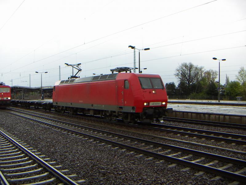 145 013-9 bei der durchfahrt in Berlin Sch�nefeld Flughafen am 27.4.05