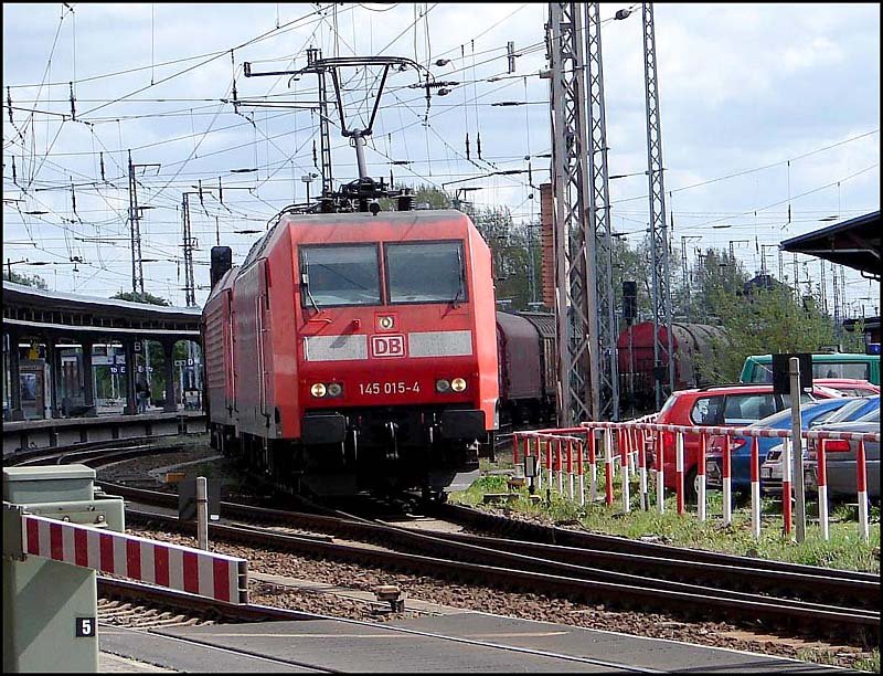 145 015-4 & 189 024-3 verlassen mit dem TEC 45535 den Hbf Stralsund. Ziel des Zuges ist der Seehafen Rostock. (am 14.05.06) 
