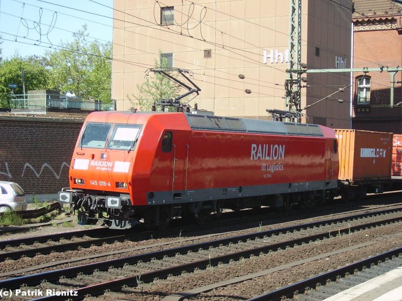 145 015 kam am 03.05.2007 mit einem Containerzug aus Hamburg-Walterhof zur Fahrt Nach Maschen Rbf. durch den Bahnhof Hamburg-Harburg durch.