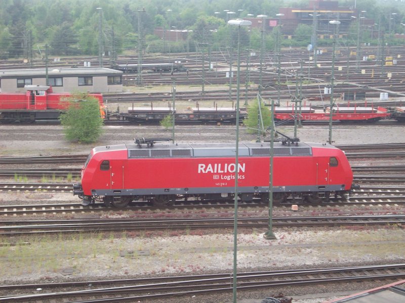 145 016-2 der DB Railion Logistik AG macht im Rbf Maschen eine Rangierfahrt, fotografiert vom ffentlichen Bereich, Straenbrcke!