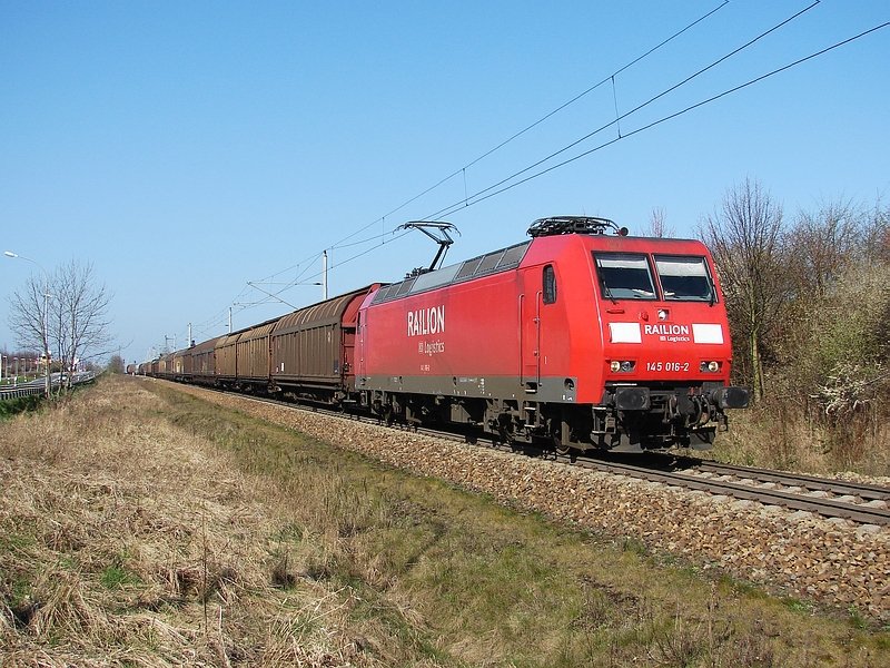 145 016 beim Verlassen der Ausweichstelle Stralsund-Langendorf. (13.04.08)