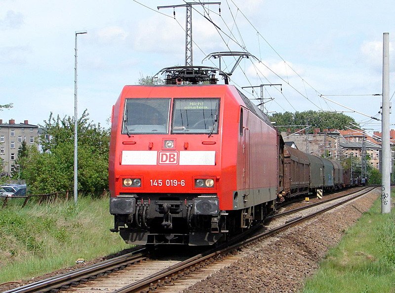 145 019-6 kurz hinter dem Hbf Stralsund, auf dem Weg zum Seehafen Rostock. am 15.05.07 