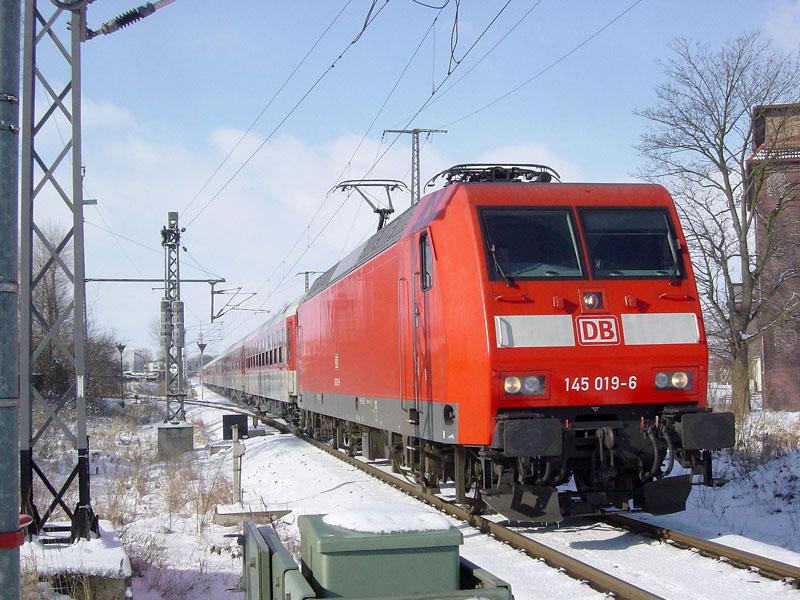 145 019-6 vor dem NZ1949 a.Hagen. (Stralsund am 13.03.2005)