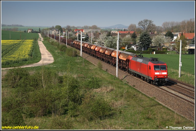 145 019 ist am 24.04.08 mit einem  Mischer  auf der KBS 500 Richtung Riesa unterwegs. das Bild entstand von der Stra�enbr�cke in Bornitz.