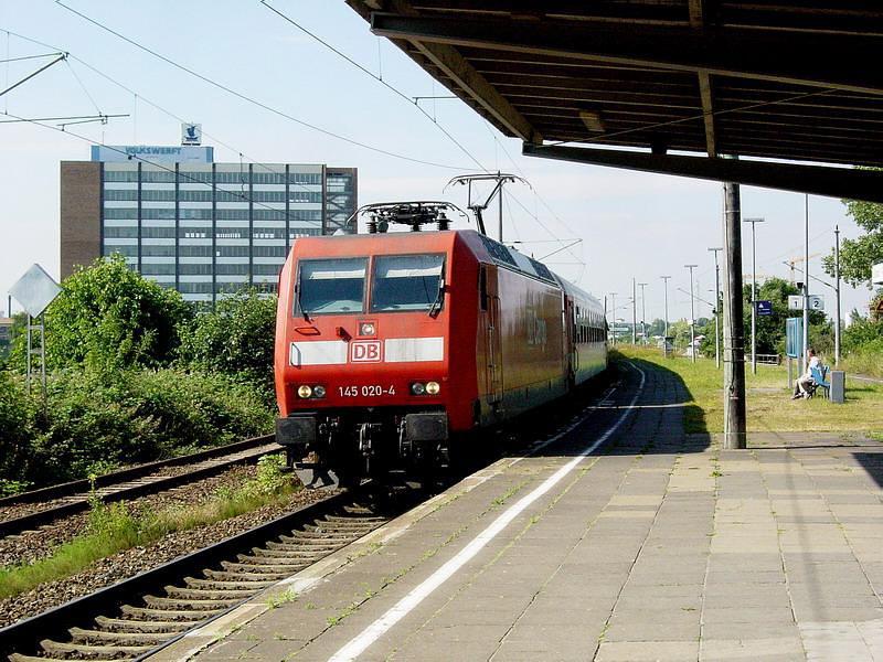 145 020-4 (NZ1949 nach Binz) durchfhrt den Bahnhof Stralsund - Rgendamm.   (am 07.07.05) 