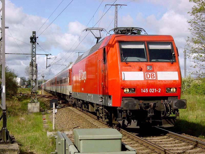 145 021-2 vor dem NZ1949  aus Hagen, kurz vor dem Bahnhof Stralsund.  (am 08.05.05) 