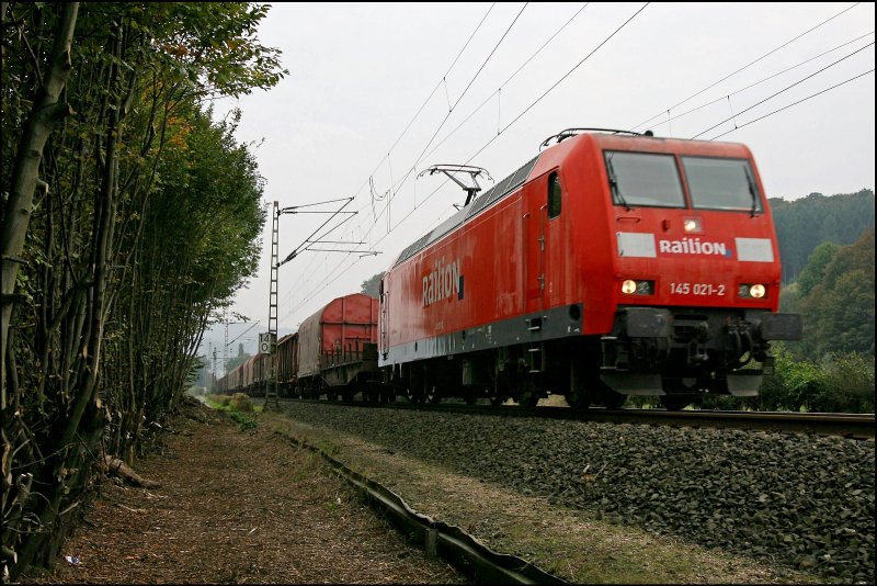 145 021 ist mit ihrem G�terzug auf dem R�ckweg ins Ruhrgebiet. (10.10.2007)
