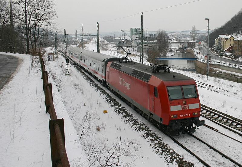 145 022-0 arbeitet sich am 23.02.05 mit IC2151 bei Freital durch den Schnee.
