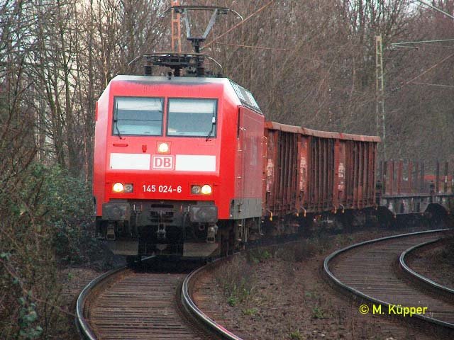 145  024 - 6 bei der Durchfahrt von E- Dellwig ber Fbn Frintrop nach Oberhausen Matilde (02.02.2004)