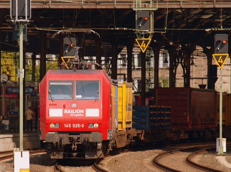 145 025-3 zieht von Kln kommend einen langen Containerzug durch den Aachener Hauptbahnhof nach Aachen West.