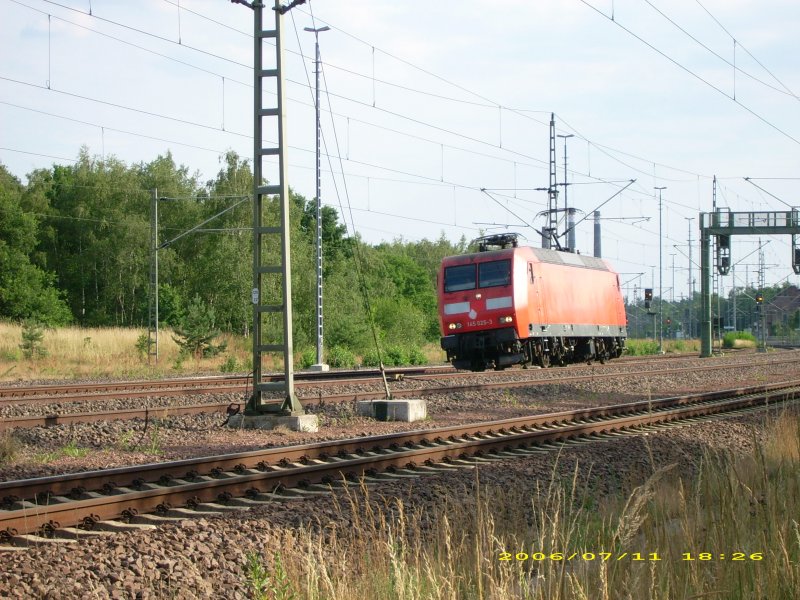 145 025 kommt am 11.07.06 solo Richtung Berlin gefahren. Ungew�hlich ist, das sie ohne DB-Logos fuhr und an der Front etwas wei�es h�ngt.
Aufgenommen in Muldenstein.