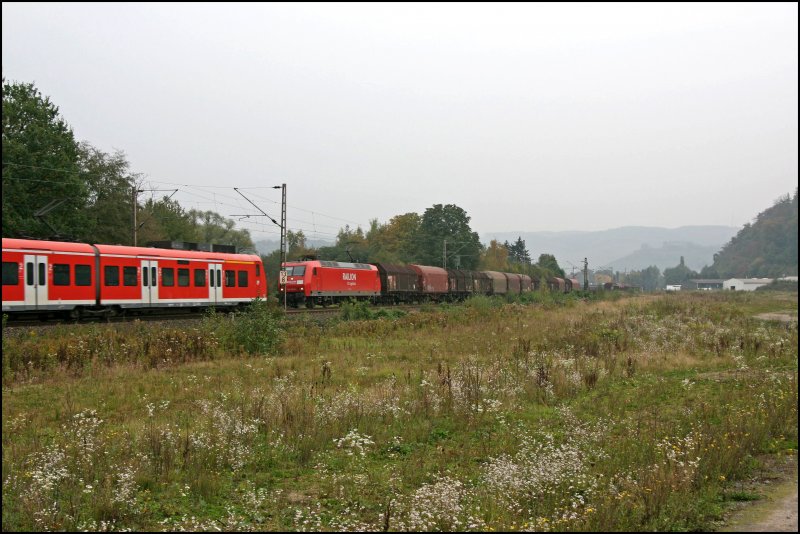 145 026 trifft den RE16 (RE 29677)  RUHR-SIEG-EXPRESS , von Essen Hbf nach Siegen, bei Hohenlimburg. (10.10.07)
