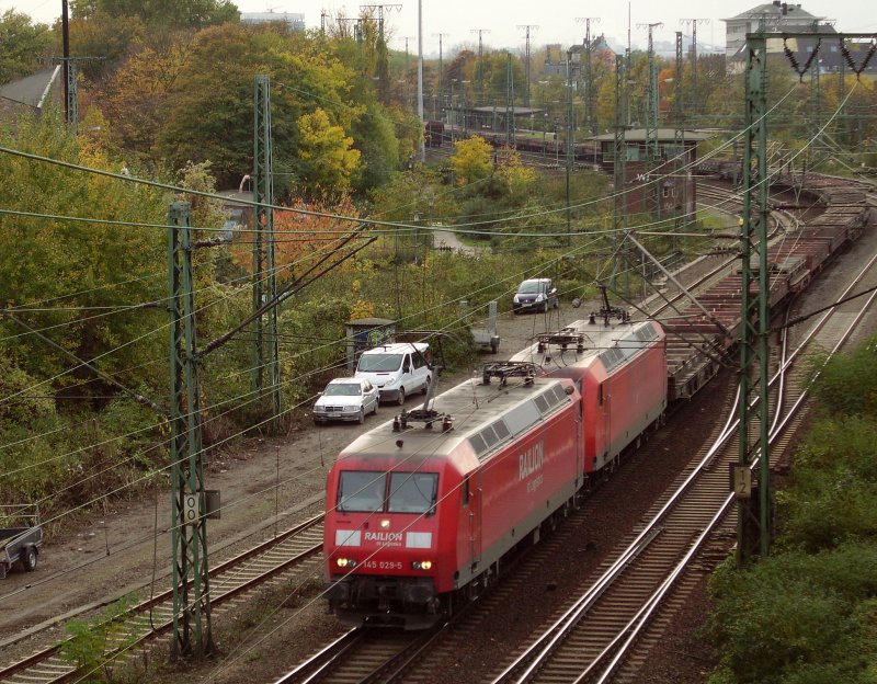 145 029-5 fhrt mit Schwesterlok und leerem Gterzug durch Kln-West. 28.10.08