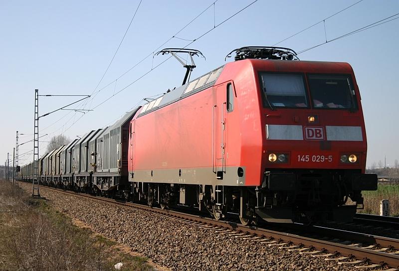 145 029-5 mit  Pflaster  und coils-Ganzzug am 31.03.05 bei Halle-Zscherben.