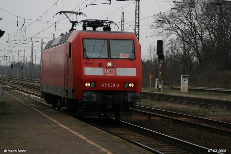 145 030-3 befindet sich Solo in Priort.