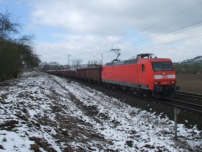 145 030 mit Eaos voller Schrott am 26.03.2008 kirz hinter Einbeck-Salzderhelden