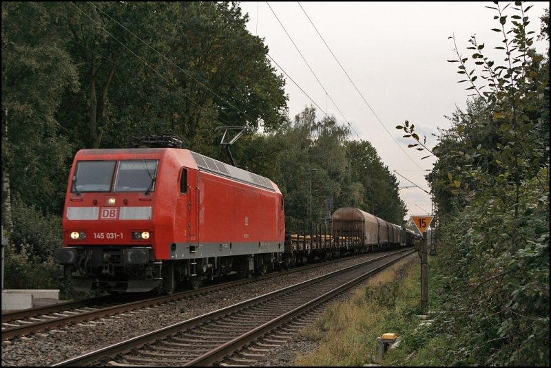 145 031 trgt einen  DB-Keks  und der Lack zeigt deutliche Spuren vom Betriebsdienst. Am 04.10.2008 konnte die Lok mit einem gemischten Gterzug bei Haltern am See abgleichtet werden.
