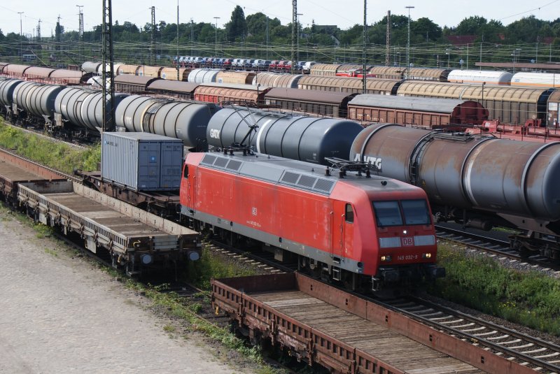 145 032-9 mit einem eher kurzen Containerzug bei der Einfahrt in den Seelzer Rbf.