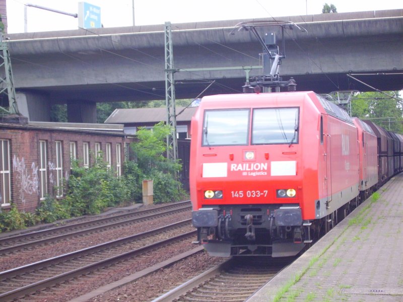 145 033-7 und eine Schwester ziehen einen langen Kohlen zug durch Hamburg-Harburg. 22.08.07