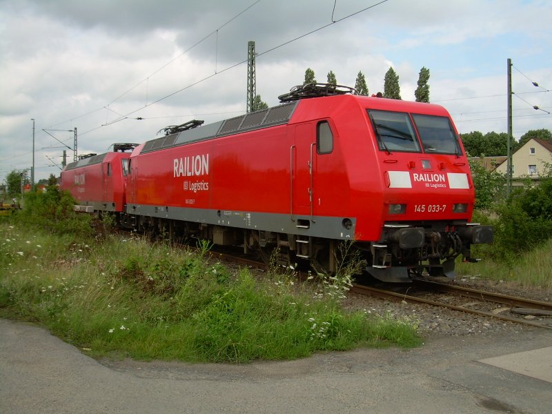 145 033 abgestellt im Lehrter Bahnbetriebswerk am 28.7.2007. Im hintergrund steht noch abgestellt 145 029.
