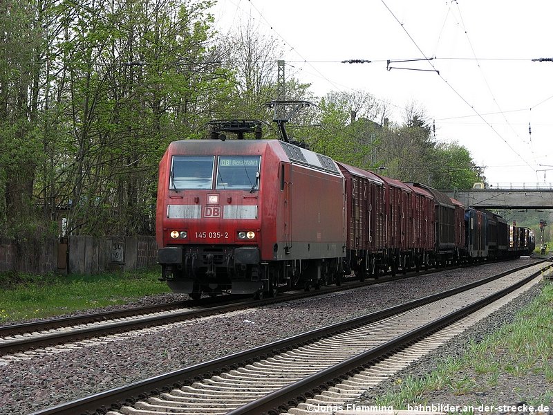 145 035 mit gemischtem Gterzug Richtung Lehrte. Die Aufnahme entstand am 21.04.07 an der G-Bahn bei Hannover-Misburg. 