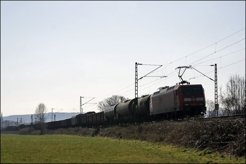 145 037 schleppt den 52170(?), Hagen-Vorhalle - Wanne-Eickel am Morgen des 21.03.2009 in Richtung Witten.
