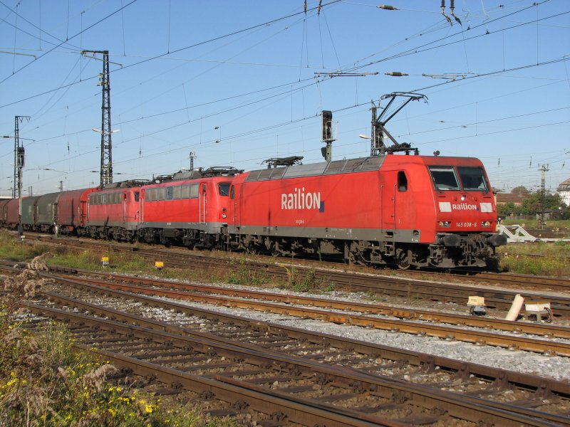 145 038-6 hatte in ihrem Gterzug noch zwei 140er mit laufen es sind
140 440-9 und 140 540-6 gesehen am 14.10.07 in Dresden-Friedrichstadt. 