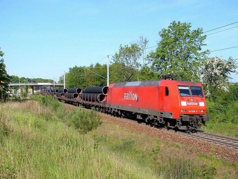 145 038-6 mit Rhrenzug -63343- kurz hinter dem Hp Stralsund Grnhufe.  am 15.05.08 