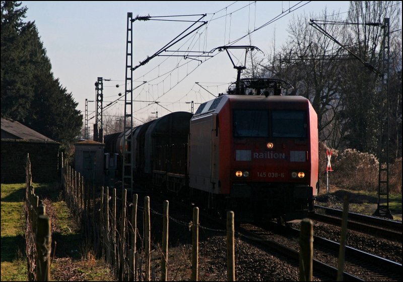 145 038 bringt bei Hammerstein einen Gterzug ber die Rheinstrecke nach Norden. (09.02.2008)
