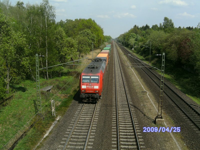 145 039 mit einem Containerzug bei Tostedt. Sie fhrt in Richtung Bremen und fhrt dabei an bigen Grn vorbei. 25. April 2009