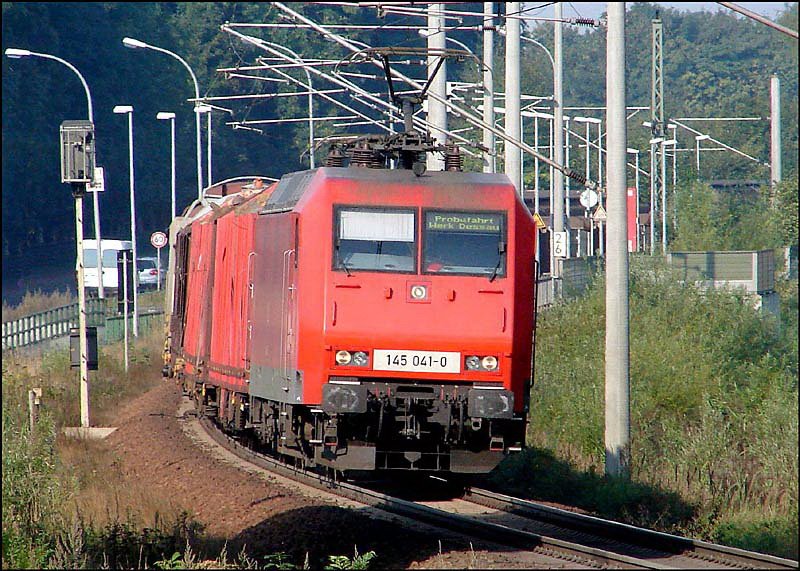 145 041-0 eilt mit seinem Gterzug dem Hbf Stralsund entgegen.  (Stralsund am 24.08.06) 