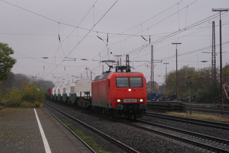 145 041-0 mit Castortransport und gemischtem Gterzug in Hilden am 15. November 2008