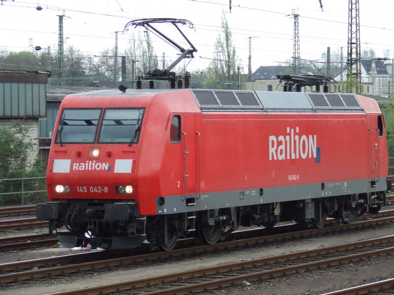 145 042-8 fhrt in die abstellgruppe im Wanne-Eickler Hbf. 10.4.07