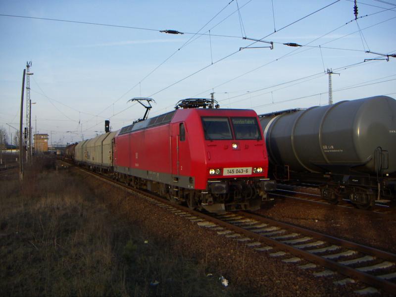 145 043-6 durch fhrt Berlin Schnefeld Flughafen mit einem Gemischten Gterzug am 4.4.05