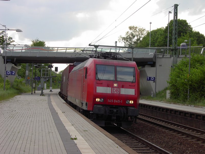 145 045-1 f�hrt mit dem Opelzug richtung Bochum.In Bochum Laangen-
dreer wird er dann von einer V90 in das Opelwerk gezogen.
Do Signal Iduna Park 13.5.08