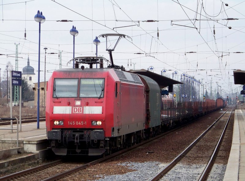 145 045-1 steht hier im Bahnhof von Lbbenau/Spreewald bereit. Seine Reise ging laut Zugzielanzeiger nach Hagen Hbf. 15.02.2009 