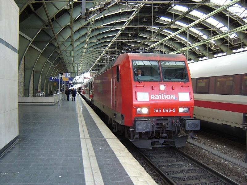 145 046-9 der Railion AG zog heute wieder einen InterCity nach Stralsund. BHF, 09.04.06