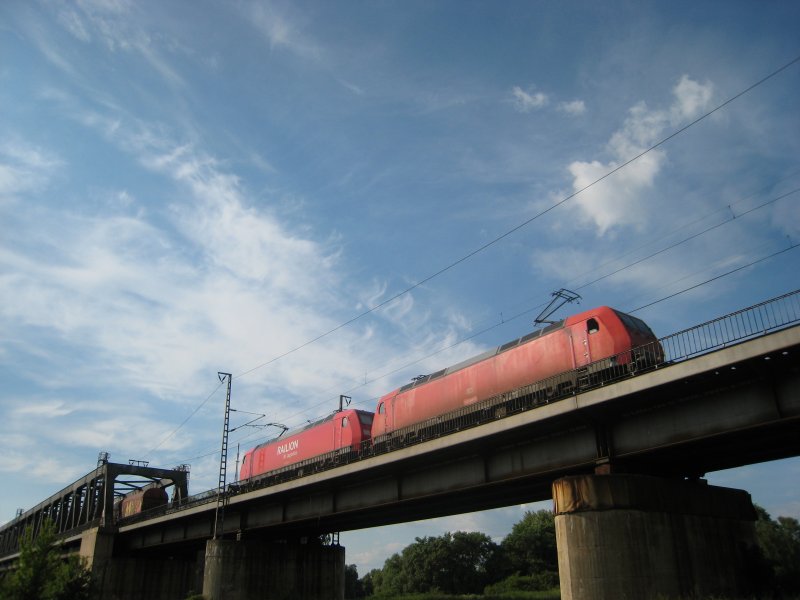 145 048-5 rumpelt als Vorspannlok mit Ihrem G�terzug �ber die Magdeburger Elbbr�cke in Richtung Berlin.(22.05.2008)
