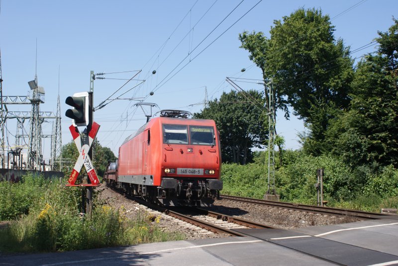 145 048-6 mit einem Gterzug der berwiegend aus Coilwaggons besteht am Km 28,190 am 01.Juli 2008 in Dsseldorf