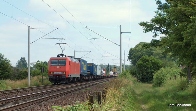 145 050-1 hat am 29.06.09 den IKE 50257 ALSK - AHBIU am Haken. Aufgenommen kurz nach der Durchfahrt in Reinfeld (Holst.).