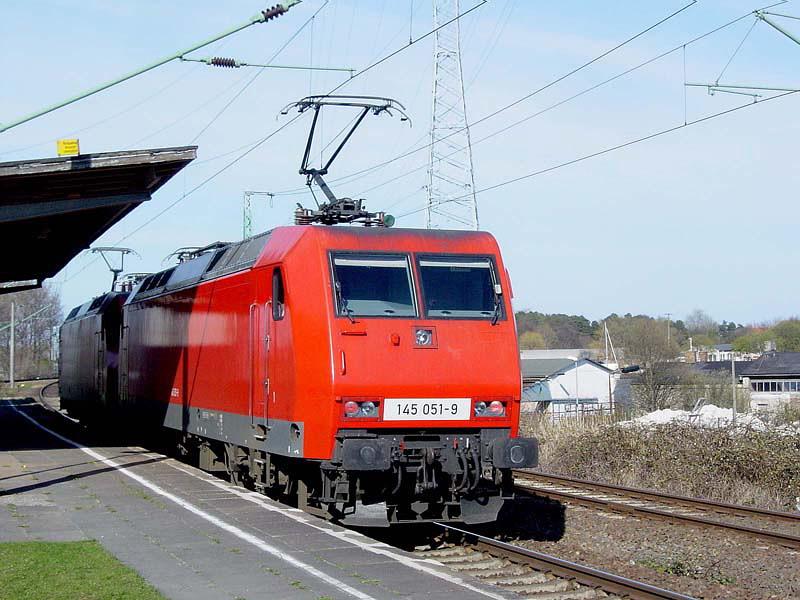 145 051-9 im Doppel mit der 145 072-5.Sobald das Signal grn zeigt, geht es weiter nach Mukran.  (Stralsund- Rgendamm am 19.04.05) 