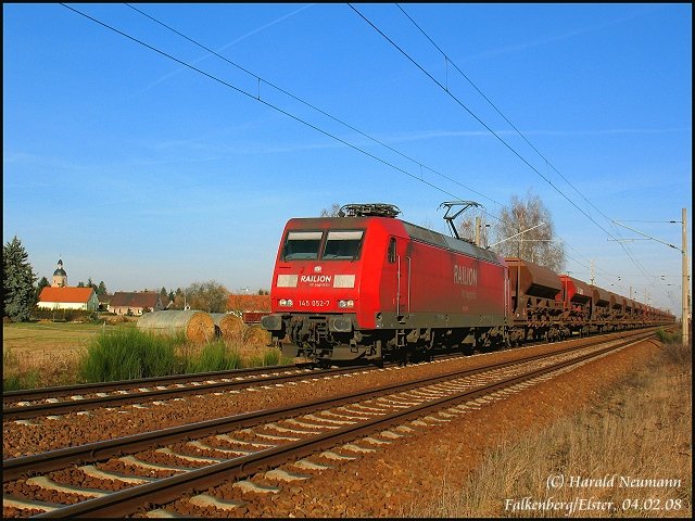 145 052 zieht am Vormittag des 04.02.08 den leeren Kieszug nach Neuburxdorf, Falkenberg/Elster.